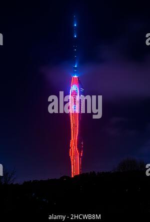 CAMLICA TURM in der Nacht mit türkischer Flagge Beleuchtung. ISTANBUL, TÜRKEI. Stockfoto