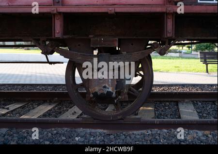 Alte und rostige Eisenbahnräder auf Schienen aus nächster Nähe Stockfoto