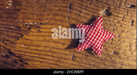Fröhlicher Weihnachtsstern auf Holzhintergrund - Panorama-Banner Stockfoto