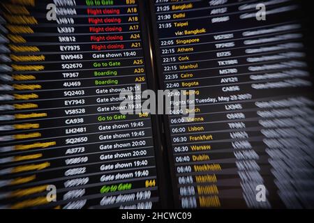 Flight Board auf dem Flughafen Stockfoto