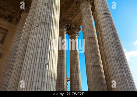 Korinthische verzierte Säulen . Alte Tempelsäulen . Griechische Befehle Stockfoto