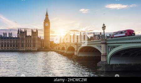 Big Ben und Westminster Bridge mit rotem Bus in der Abenddämmerung, London, Großbritannien Stockfoto