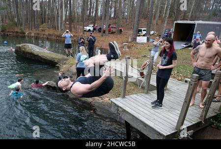 Wendell, North Carolina, USA. 1st Januar 2022. Dutzende nahmen an dem fünften jährlichen Polar-Tauchgang am Neujahrstag im Mystery Lake Scuba Park in Wendell, North Carolina, Teil. Der gesamte Erlös ging an Mütter gegen betrunkenes Fahren (MADD). Der 50-Grad-Mystery Lake ist ein 105 Meter tiefer Steinbruch, in dem einst in den 1920er Jahren Granit abgebaut wurde, um lokale Autobahnen zu bauen. (Bild: © Bob Karp/ZUMA Press Wire) Stockfoto