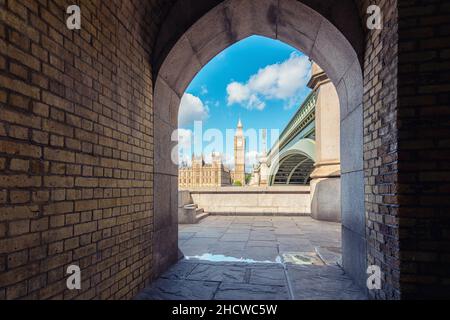 Blick auf Big Ben durch den Fußgängertunnel in London, England Stockfoto