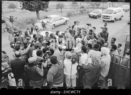 Am 15. Oktober 1989 Ahmed Kathrada, zusammen mit Jeff Masemola, Raymond Mhlaba, Billy Nair, Wilton Mkwayi, Andrew Mlangeni, Elias Motsoaledi, Oscar Mpetha und Walter Sisulu wurden aus dem Johannesburger Gefängnis entlassen. Desmond Tutu nahm an der Rückkehr zu Bettina und Walter Sisulus Haus in Soweto Teil. *** Local Caption *** Ahmed Mohammed Kathrada (oder "Kathy", wie er im Volksmund genannt wird) wurde 1929 als Sohn indischer Einwanderer in einer ländlichen Stadt in Südafrika geboren Stockfoto