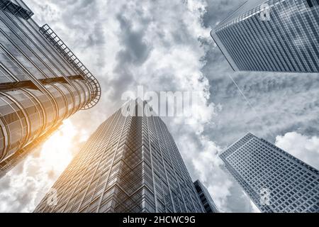 Perspektive und Unterseite schräge Ansicht moderne Glasgebäude Wolkenkratzer über bewölktem Himmel Stockfoto
