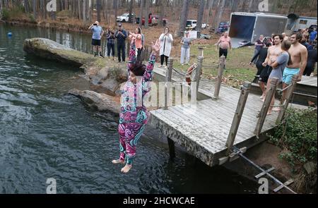 Wendell, North Carolina, USA. 1st Januar 2022. Dutzende nahmen an dem fünften jährlichen Polar-Tauchgang am Neujahrstag im Mystery Lake Scuba Park in Wendell, North Carolina, Teil. Der gesamte Erlös ging an Mütter gegen betrunkenes Fahren (MADD). Der 50-Grad-Mystery Lake ist ein 105 Meter tiefer Steinbruch, in dem einst in den 1920er Jahren Granit abgebaut wurde, um lokale Autobahnen zu bauen. (Bild: © Bob Karp/ZUMA Press Wire) Stockfoto