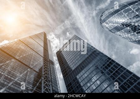 Moderne Business-Wolkenkratzer, Hochhäuser, Architektur in den Himmel ragen Stockfoto