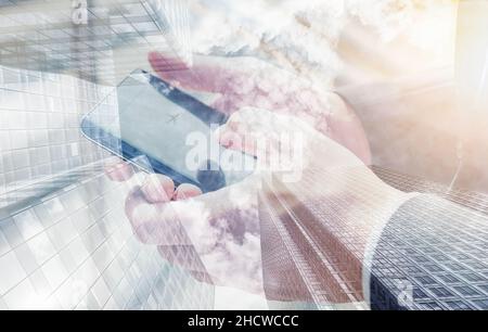 Geschäftsmann mit moderner Smartphone-Hand berühren. Doppelbelichtung Wolkenkratzer auf dem Hintergrund Stockfoto