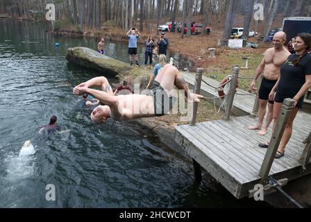 Wendell, North Carolina, USA. 1st Januar 2022. Dutzende nahmen an dem fünften jährlichen Polar-Tauchgang am Neujahrstag im Mystery Lake Scuba Park in Wendell, North Carolina, Teil. Der gesamte Erlös ging an Mütter gegen betrunkenes Fahren (MADD). Der 50-Grad-Mystery Lake ist ein 105 Meter tiefer Steinbruch, in dem einst in den 1920er Jahren Granit abgebaut wurde, um lokale Autobahnen zu bauen. (Bild: © Bob Karp/ZUMA Press Wire) Stockfoto