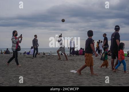 Badung, Bali, Indonesien. 1st Januar 2022. Einheimische und hauptsächlich einheimische Touristen auf der indonesischen Ferieninsel Bali scharen sich am Berawa Beach, um den ersten Tag des Januar 2022 zu feiern, der sofort auf das Wochenende fällt, da sie einen langen Urlaub hatten. (Bild: © Dicky Bisinglasi/ZUMA Press Wire) Stockfoto