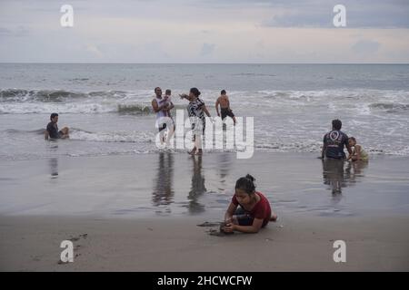 Badung, Bali, Indonesien. 1st Januar 2022. Einheimische und hauptsächlich einheimische Touristen auf der indonesischen Ferieninsel Bali scharen sich am Berawa Beach, um den ersten Tag des Januar 2022 zu feiern, der sofort auf das Wochenende fällt, da sie einen langen Urlaub hatten. (Bild: © Dicky Bisinglasi/ZUMA Press Wire) Stockfoto