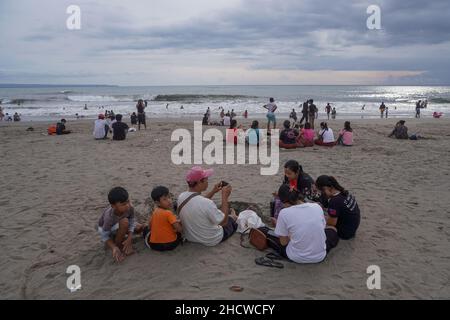 Badung, Bali, Indonesien. 1st Januar 2022. Einheimische und hauptsächlich einheimische Touristen auf der indonesischen Ferieninsel Bali scharen sich am Berawa Beach, um den ersten Tag des Januar 2022 zu feiern, der sofort auf das Wochenende fällt, da sie einen langen Urlaub hatten. (Bild: © Dicky Bisinglasi/ZUMA Press Wire) Stockfoto