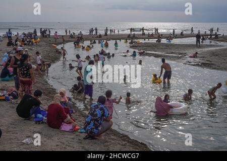 Badung, Bali, Indonesien. 1st Januar 2022. Einheimische und hauptsächlich einheimische Touristen auf der indonesischen Ferieninsel Bali scharen sich am Berawa Beach, um den ersten Tag des Januar 2022 zu feiern, der sofort auf das Wochenende fällt, da sie einen langen Urlaub hatten. (Bild: © Dicky Bisinglasi/ZUMA Press Wire) Stockfoto