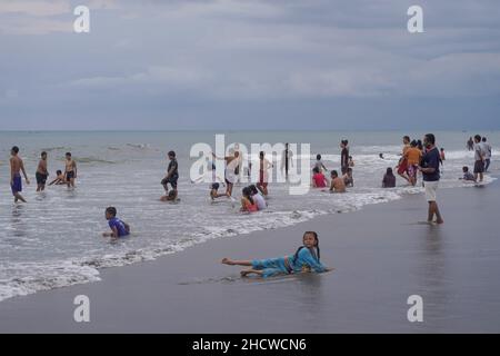 Badung, Bali, Indonesien. 1st Januar 2022. Einheimische und hauptsächlich einheimische Touristen auf der indonesischen Ferieninsel Bali scharen sich am Berawa Beach, um den ersten Tag des Januar 2022 zu feiern, der sofort auf das Wochenende fällt, da sie einen langen Urlaub hatten. (Bild: © Dicky Bisinglasi/ZUMA Press Wire) Stockfoto