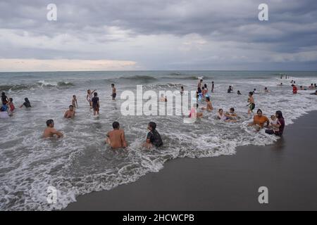 Badung, Bali, Indonesien. 1st Januar 2022. Einheimische und hauptsächlich einheimische Touristen auf der indonesischen Ferieninsel Bali scharen sich am Berawa Beach, um den ersten Tag des Januar 2022 zu feiern, der sofort auf das Wochenende fällt, da sie einen langen Urlaub hatten. (Bild: © Dicky Bisinglasi/ZUMA Press Wire) Stockfoto