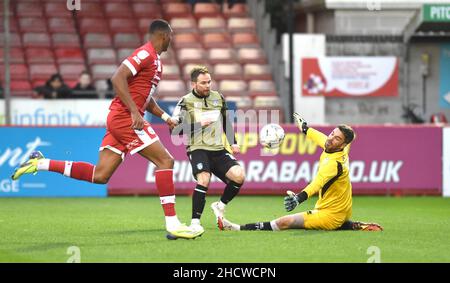 Glenn Morris von Crawley rettet sich vor einem Nahkampfschuss von Alan Judge von Colchester während des zweiten Spiels der Sky Bet League zwischen Crawley Town und Colchester United im People's Pension Stadium , Crawley , Großbritannien - 1st. Januar 2022 - nur für redaktionelle Verwendung. Keine Verkaufsförderung. Für Football-Bilder gelten Einschränkungen für FA und Premier League. Keine Nutzung des Internets/Handys ohne FAPL-Lizenz - für Details wenden Sie sich an Football Dataco Stockfoto