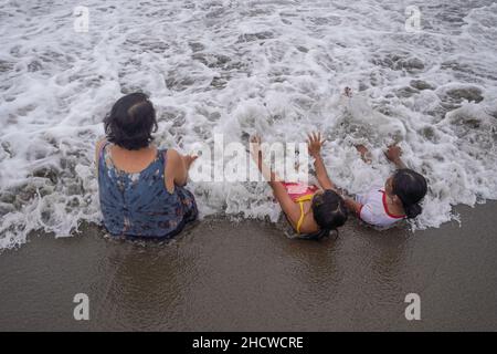 Badung, Bali, Indonesien. 1st Januar 2022. Einheimische und hauptsächlich einheimische Touristen auf der indonesischen Ferieninsel Bali scharen sich am Berawa Beach, um den ersten Tag des Januar 2022 zu feiern, der sofort auf das Wochenende fällt, da sie einen langen Urlaub hatten. (Bild: © Dicky Bisinglasi/ZUMA Press Wire) Stockfoto