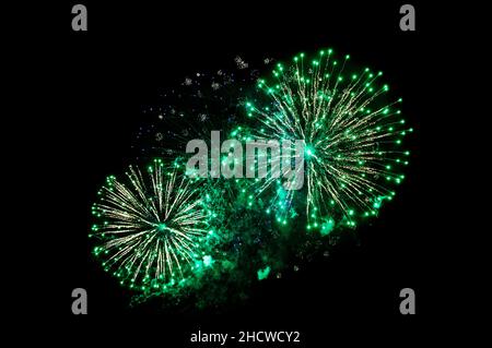 Grünes Feuerwerk auf schwarzem Hintergrund. Festliches weihnachtliches Beleuchtungselement zur Dekoration. Funken. Feuerwerkskörper sind Eine Klasse explosiver Pyrotechnik Stockfoto