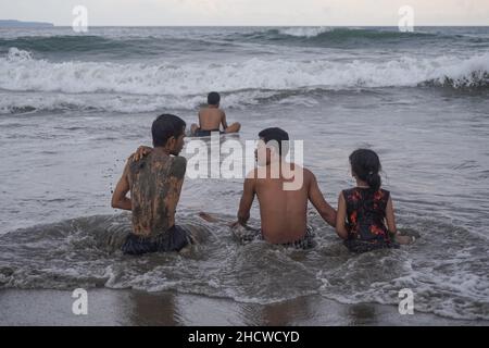 Badung, Bali, Indonesien. 1st Januar 2022. Einheimische und hauptsächlich einheimische Touristen auf der indonesischen Ferieninsel Bali scharen sich am Berawa Beach, um den ersten Tag des Januar 2022 zu feiern, der sofort auf das Wochenende fällt, da sie einen langen Urlaub hatten. (Bild: © Dicky Bisinglasi/ZUMA Press Wire) Stockfoto