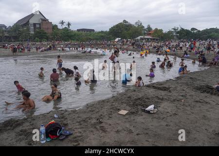 Badung, Bali, Indonesien. 1st Januar 2022. Einheimische und hauptsächlich einheimische Touristen auf der indonesischen Ferieninsel Bali scharen sich am Berawa Beach, um den ersten Tag des Januar 2022 zu feiern, der sofort auf das Wochenende fällt, da sie einen langen Urlaub hatten. (Bild: © Dicky Bisinglasi/ZUMA Press Wire) Stockfoto