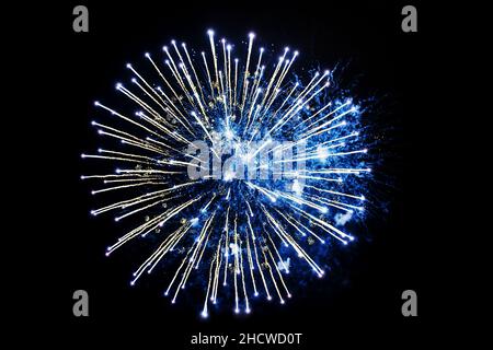 Blaues Feuerwerk auf schwarzem Hintergrund. Festliches weihnachtliches Beleuchtungselement zur Dekoration. Funken. Feuerwerkskörper sind Eine Klasse explosiver Pyrotechnik Stockfoto