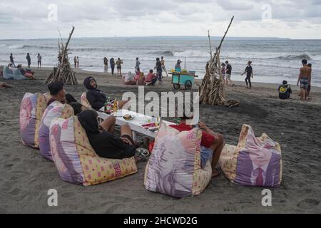 Badung, Bali, Indonesien. 1st Januar 2022. Einheimische und hauptsächlich einheimische Touristen auf der indonesischen Ferieninsel Bali scharen sich am Berawa Beach, um den ersten Tag des Januar 2022 zu feiern, der sofort auf das Wochenende fällt, da sie einen langen Urlaub hatten. (Bild: © Dicky Bisinglasi/ZUMA Press Wire) Stockfoto