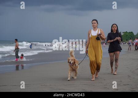 Badung, Bali, Indonesien. 1st Januar 2022. Einheimische und hauptsächlich einheimische Touristen auf der indonesischen Ferieninsel Bali scharen sich am Berawa Beach, um den ersten Tag des Januar 2022 zu feiern, der sofort auf das Wochenende fällt, da sie einen langen Urlaub hatten. (Bild: © Dicky Bisinglasi/ZUMA Press Wire) Stockfoto