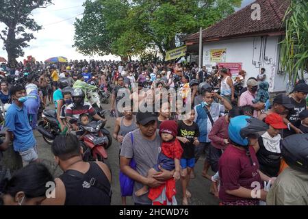 Badung, Bali, Indonesien. 1st Januar 2022. Einheimische und hauptsächlich einheimische Touristen auf der indonesischen Ferieninsel Bali scharen sich am Berawa Beach, um den ersten Tag des Januar 2022 zu feiern, der sofort auf das Wochenende fällt, da sie einen langen Urlaub hatten. (Bild: © Dicky Bisinglasi/ZUMA Press Wire) Stockfoto