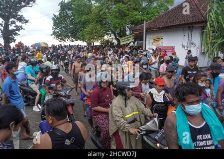 Badung, Bali, Indonesien. 1st Januar 2022. Einheimische und hauptsächlich einheimische Touristen auf der indonesischen Ferieninsel Bali scharen sich am Berawa Beach, um den ersten Tag des Januar 2022 zu feiern, der sofort auf das Wochenende fällt, da sie einen langen Urlaub hatten. (Bild: © Dicky Bisinglasi/ZUMA Press Wire) Stockfoto