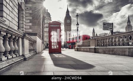 Rote Telefonzelle und Big Ben in London, England, Großbritannien. Die Symbole von London in schwarz auf weißen Farben. Stockfoto