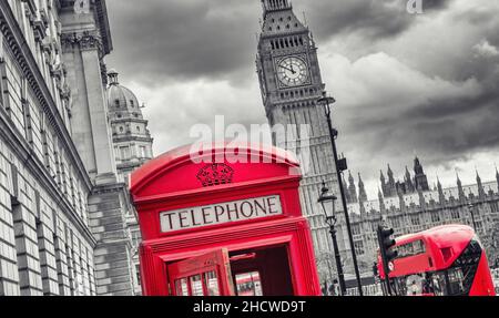 London-Symbole mit Big ben, Doppeldeckerbus und roter Telefonzelle Stockfoto