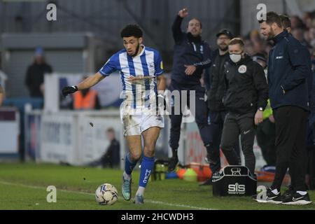 HARTLEPOOL, GROSSBRITANNIEN. JAN 1st Tyler Burey von Hartlepool United schlägt seinen Mann zum Bestürmen von Oldham Athletic's Manager Selim Benachour während des Spiels der Sky Bet League 2 zwischen Hartlepool United und Oldham Athletic am Samstag, dem 1st. Januar 2022, im Victoria Park, Hartlepool. (Kredit: Scott Llewellyn | MI Nachrichten) Kredit: MI Nachrichten & Sport /Alamy Live Nachrichten Stockfoto