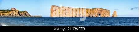 Rocher Perce-Felsen auf der Gaspe Peninsula, Quebec, Region Gaspesie, Kanada. Berühmtes Wahrzeichen im blauen Wasser des Saint Lawrence Golfes. Panorama, horizontales Foto. Stockfoto