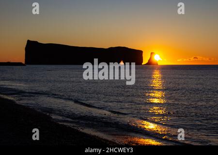 Sonnenuntergang auf dem Rocher Perce-Felsen auf der Gaspe Peninsula, Quebec, Region Gaspesie, Kanada. Berühmtes Wahrzeichen im Wasser des Golfes von Saint Lawrence. Horizontales Foto aufgenommen Stockfoto