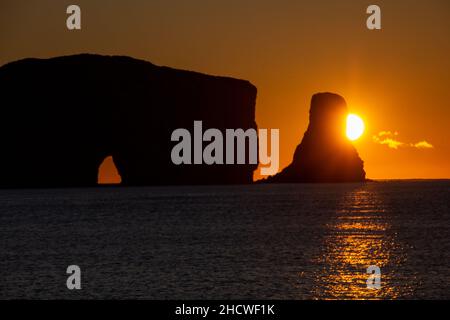 Sonnenuntergang auf dem Rocher Perce-Felsen auf der Gaspe Peninsula, Quebec, Region Gaspesie, Kanada. Berühmtes Wahrzeichen im Wasser des Golfes von Saint Lawrence. Stockfoto