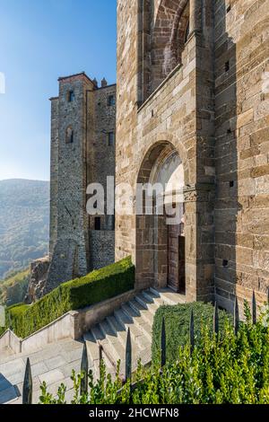 Malerische Aussicht auf die Sacra di San Michele (Abtei von St. Michael). Provinz Turin, Piemont, Italien. Stockfoto