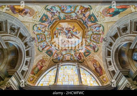 Innenansicht in der majestätischen Wallfahrtskirche Vicoforte, in der Provinz Cuneo, Piemont, Norditalien. Stockfoto