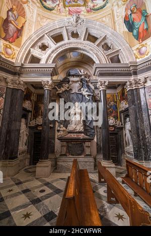 Innenansicht in der majestätischen Wallfahrtskirche Vicoforte, in der Provinz Cuneo, Piemont, Norditalien. Stockfoto