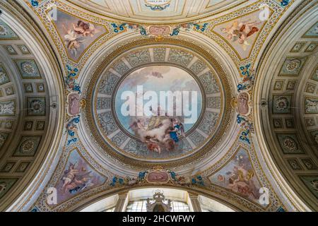 Innenansicht in der majestätischen Wallfahrtskirche Vicoforte, in der Provinz Cuneo, Piemont, Norditalien. Stockfoto