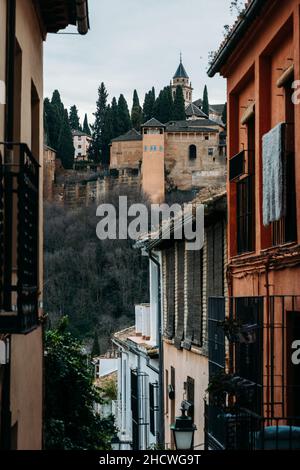 Blick auf die Alhambra und die Stadt Granada in Andalusien, Spanien von den engen Gassen in Granada Stockfoto