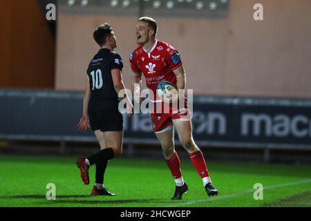 Llanelli, Großbritannien. 01st Januar 2022. Johnny McNicholl von Scarlets feiert, nachdem er seine Teams beim letzten Versuch, das Spiel zu gewinnen, erzielt hat. United Rugby Championship Spiel, Scarlets gegen Ospreys im Parc y Scarlets Stadium in Llanelli, South Wales am Neujahrstag Samstag, 1st. Januar 2022, Das Spiel wird hinter verschlossenen Türen aufgrund der neuen walisischen Regierung covid Einschränkungen, die in Kraft getreten am 26th 2021. Dezember gespielt. Bild von Andrew Orchard / Andrew Orchard Sport Fotografie / Alamy Live News Kredit: Andrew Orchard Sport Fotografie / Alamy Live News Stockfoto