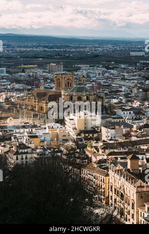 Die Kathedrale von Granada mitten in der Stadt mit der Kathedrale, vom Kerzenturm in der Alcabaza aus gesehen Stockfoto