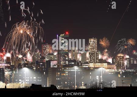 Silvesterfeuerwerk über dem Stadtzentrum von Leeds 2022 Stockfoto