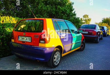 Volkswagen Polo Auto geparkt mit anderen Autos auf der Straße an einem sonnigen Tag in Sarbinowo, Polen Stockfoto