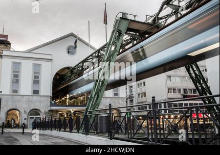 Wuppertal die Schwebebahn – das Wahrzeichen Wuppertals – fährt auf einer 13 km langen Strecke durch die Stadt. Stockfoto