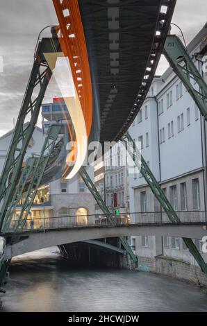 Wuppertal die Schwebebahn – das Wahrzeichen Wuppertals – fährt auf einer 13 km langen Strecke durch die Stadt. Stockfoto