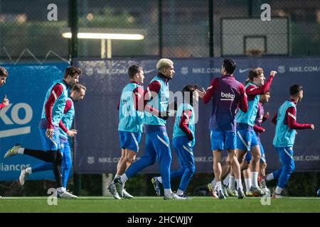 1st. Januar 2022: Ciutat Esportiva Joan Gamper, Barcelona, Spanien; FC Barcelona Pressekonferenz und Trainingseinheiten: Ronald Araujo während der Trainingseinheit des FC Barcelona vor der La Liga Match Runde 19 in Ciutat Esportiva Joan Gamper. Stockfoto