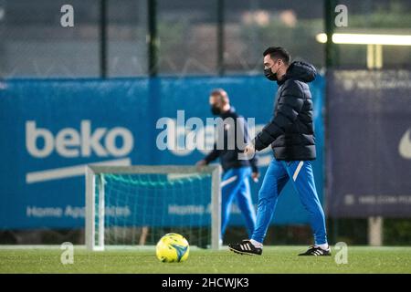 1st. Januar 2022: Ciutat Esportiva Joan Gamper, Barcelona, Spanien; FC Barcelona Pressekonferenz und Trainingseinheiten: Xavi Hernandez Cheftrainer während der Trainingseinheit des FC Barcelona vor der La Liga Match Runde 19 in Ciutat Esportiva Joan Gamper. Stockfoto