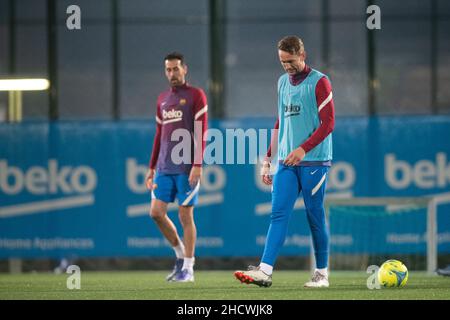 1st. Januar 2022: Ciutat Esportiva Joan Gamper, Barcelona, Spanien; FC Barcelona Pressekonferenz und Trainingseinheiten: Luck de Jong und Sergio Busquets während der Trainingseinheit des FC Barcelona vor dem La Liga Match-Lauf 19 bei Ciutat Esportiva Joan Gamper. Stockfoto